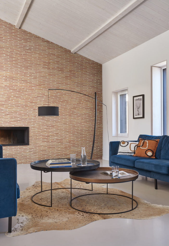 Cosy living room with red-tone Briquette wall from ORSOL. 