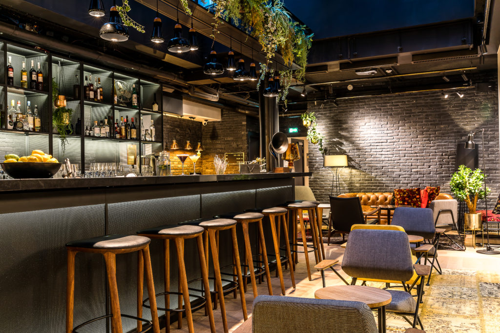Bar del Laz' Hotel a Parigi con parete rivestita con il rivestimento Brique Black