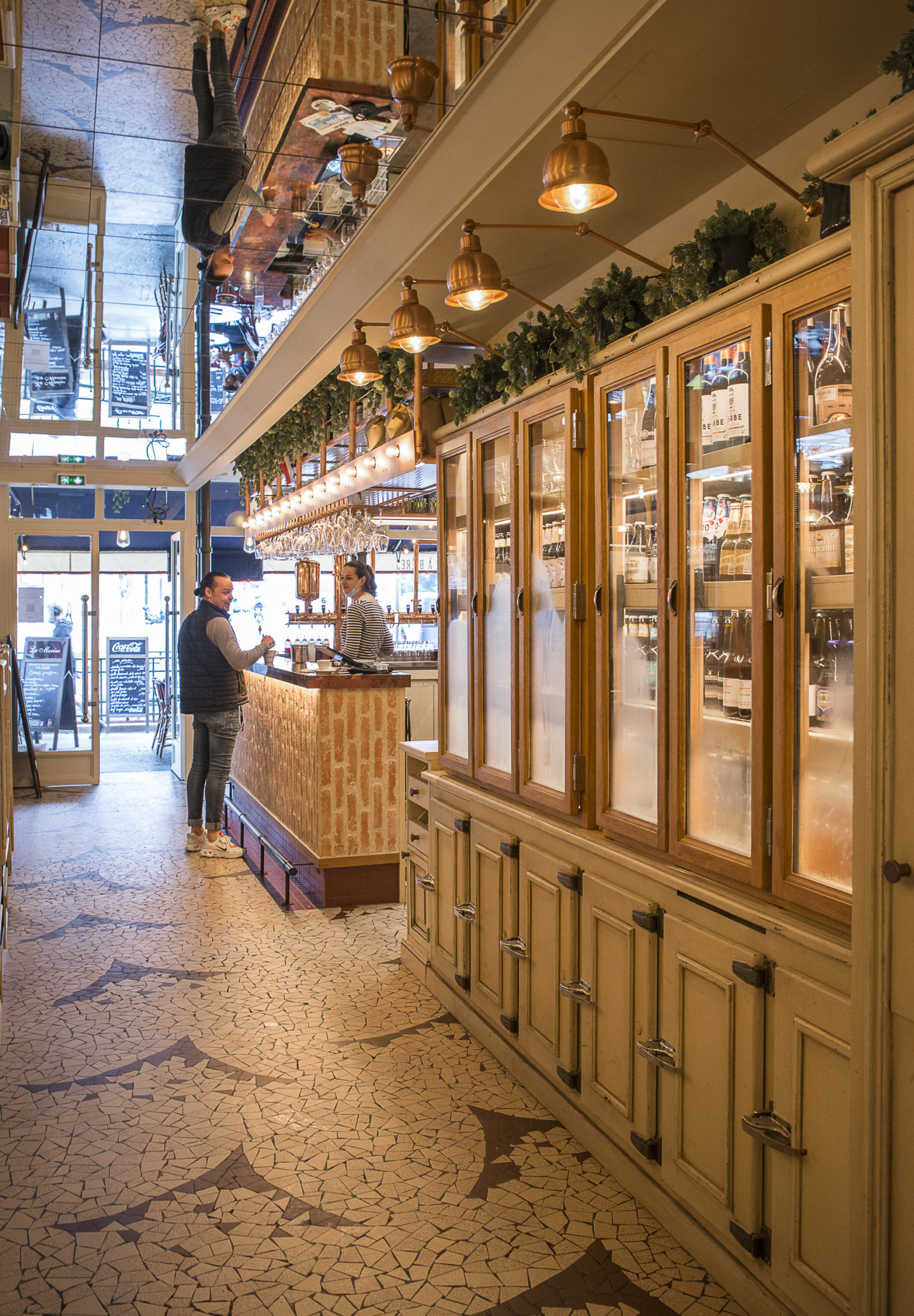 Entrée de restaurant très lumineux avec bar originale