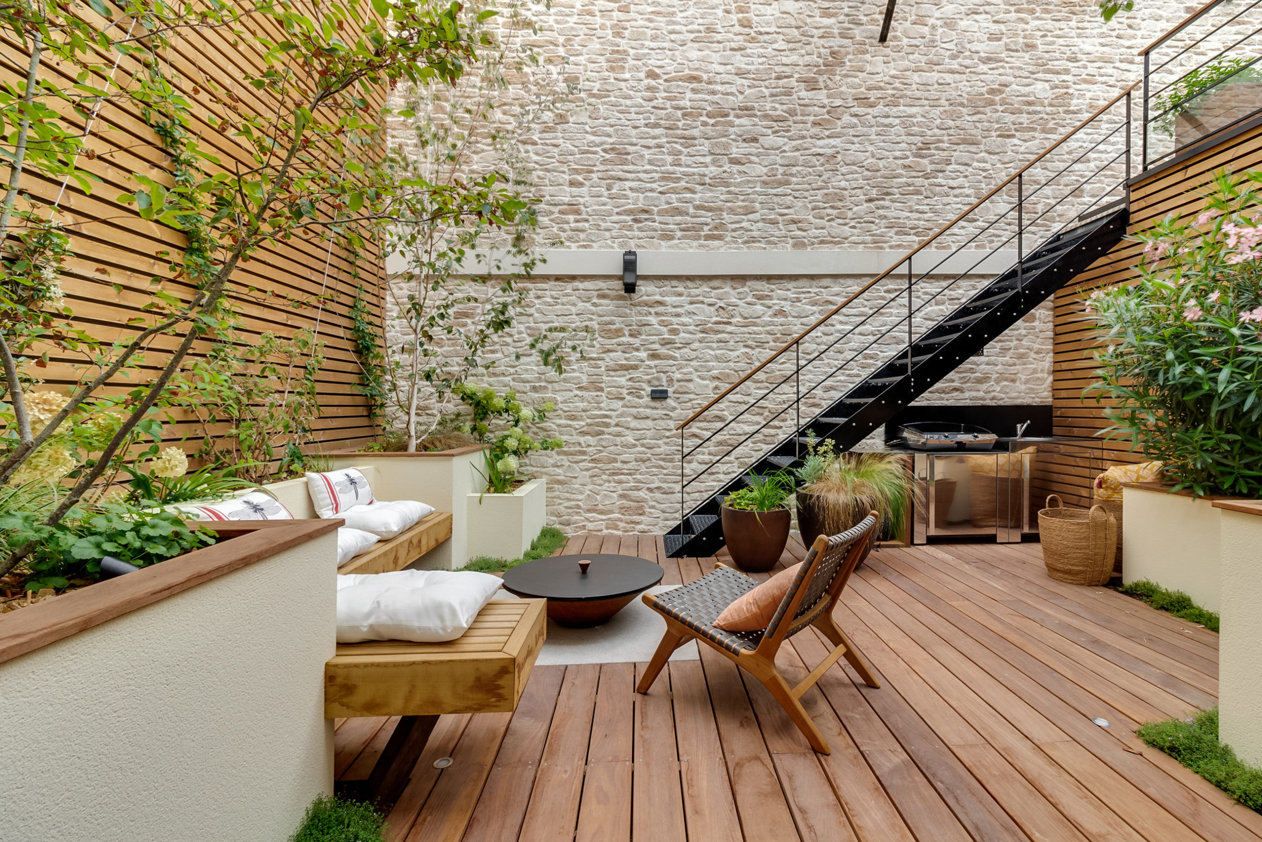 Terrasse extérieure avec mur en pierre de parement Causse de chez ORSOL