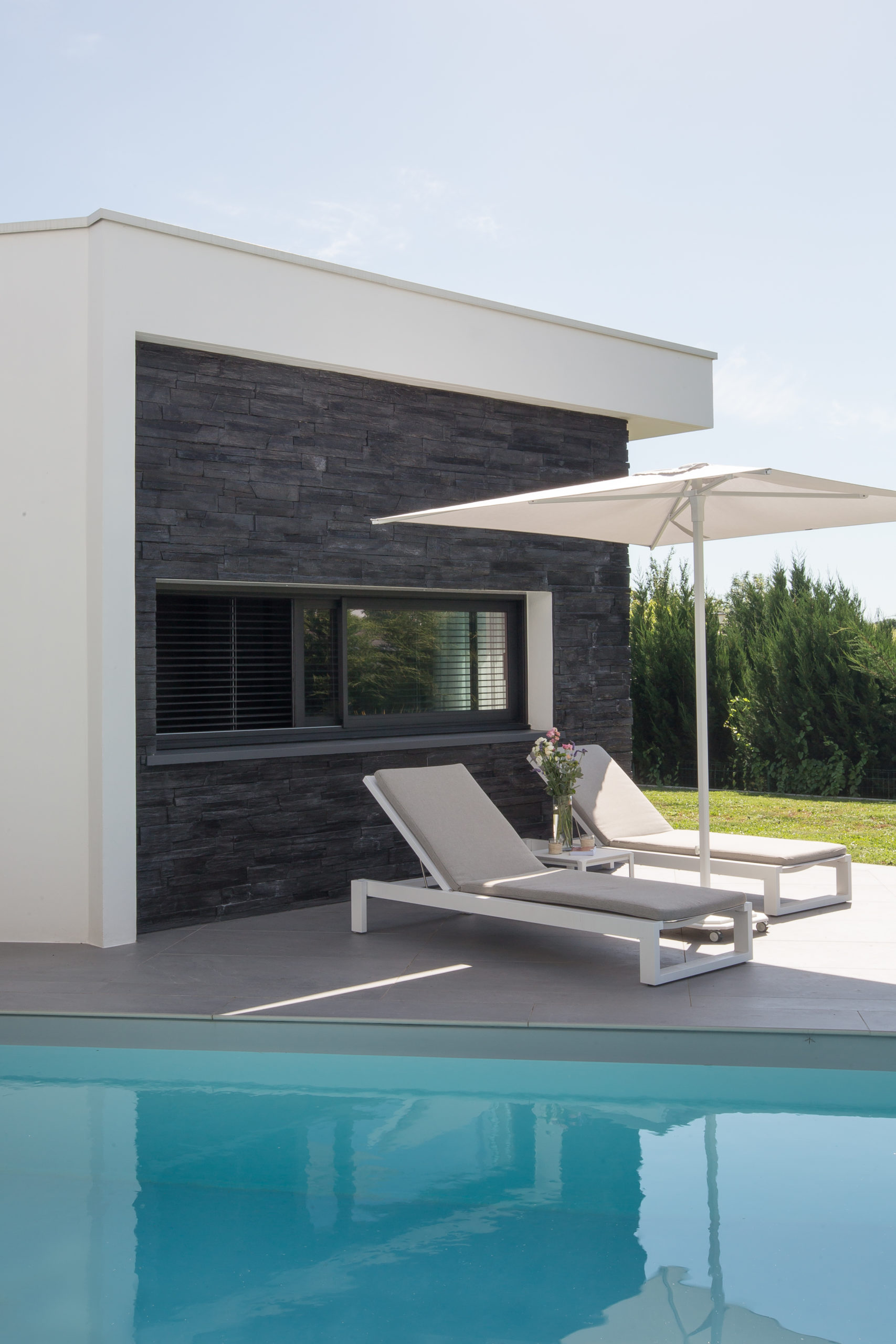 Maison moderne revêtit de parement Yosemite ton anthracite de chez ORSOL