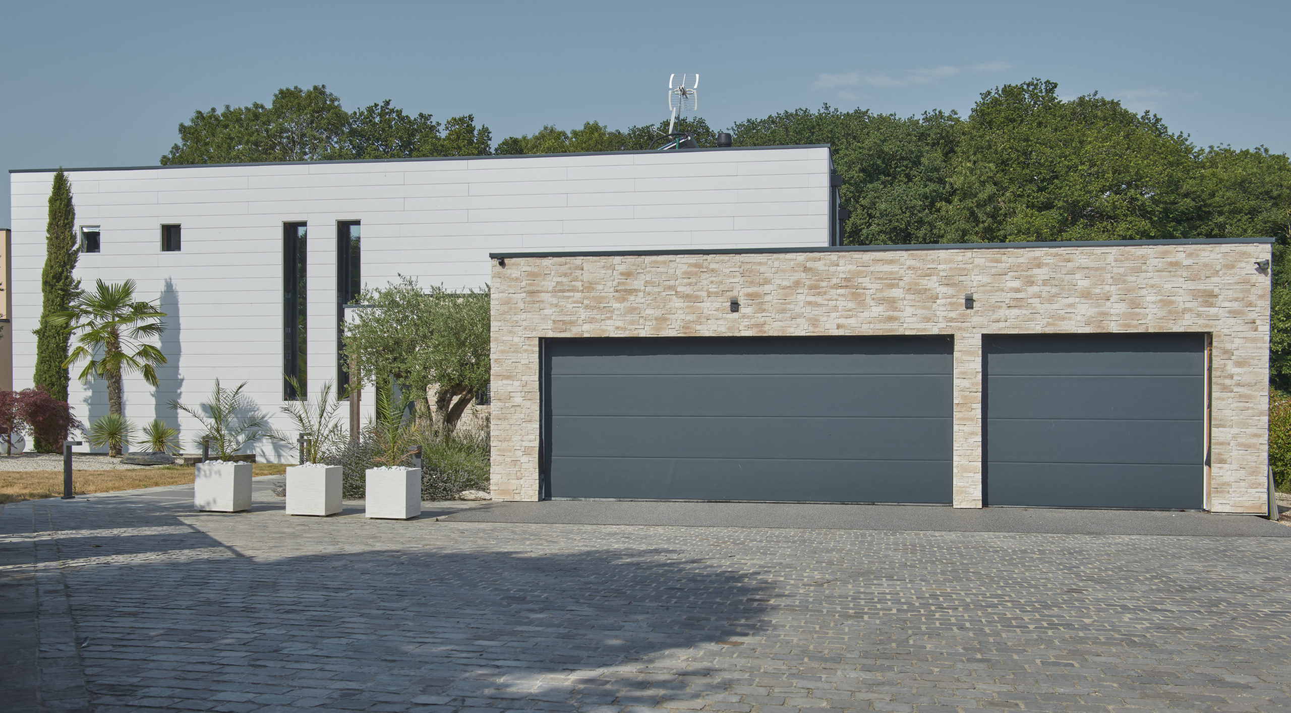 Garage with natural-tone Cubik cladding from ORSOL