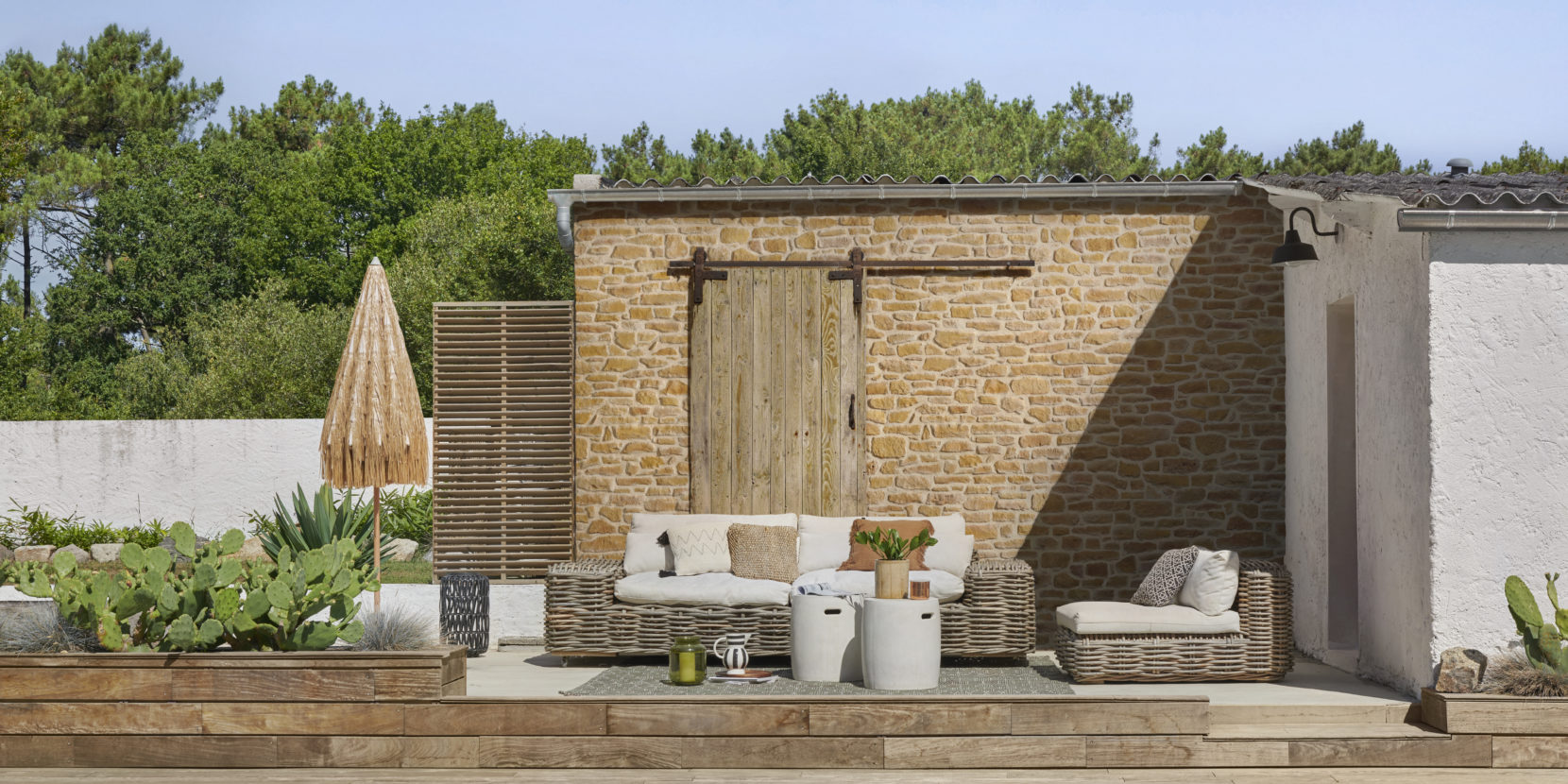 Petit coin de détente avec espace de rangement de jardin habillé en parement CAUSSE ton beige doré