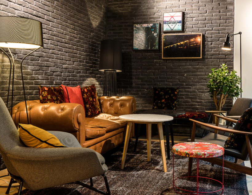 Espace détente du Laz' Hotel à Paris avec mur en parement Brique Black