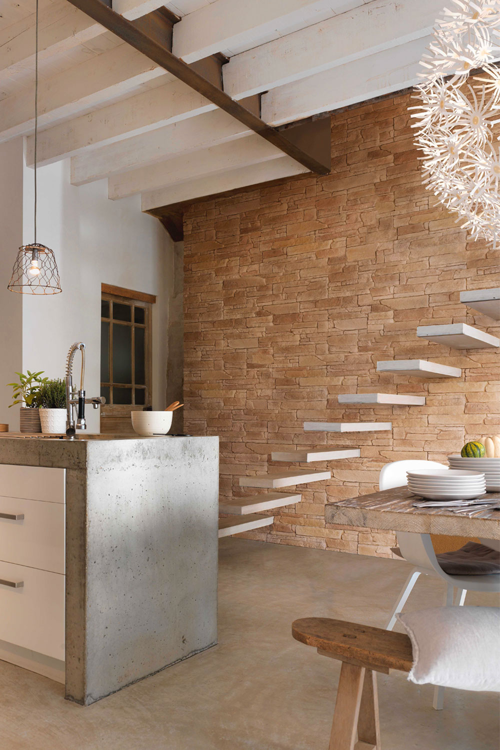 Cuisine moderne avec comptoir de cuisine en béton et mur en revêtement Rocky Mountain ton havane de chez ORSOL
