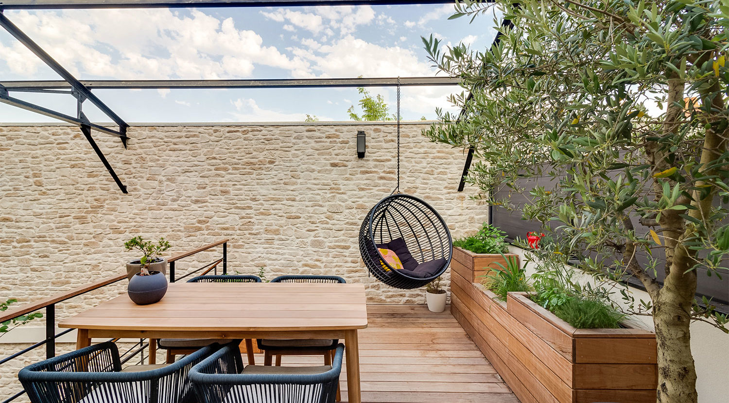 Terrasse extérieur en hauteur avec mur en parement Causse ton naturel