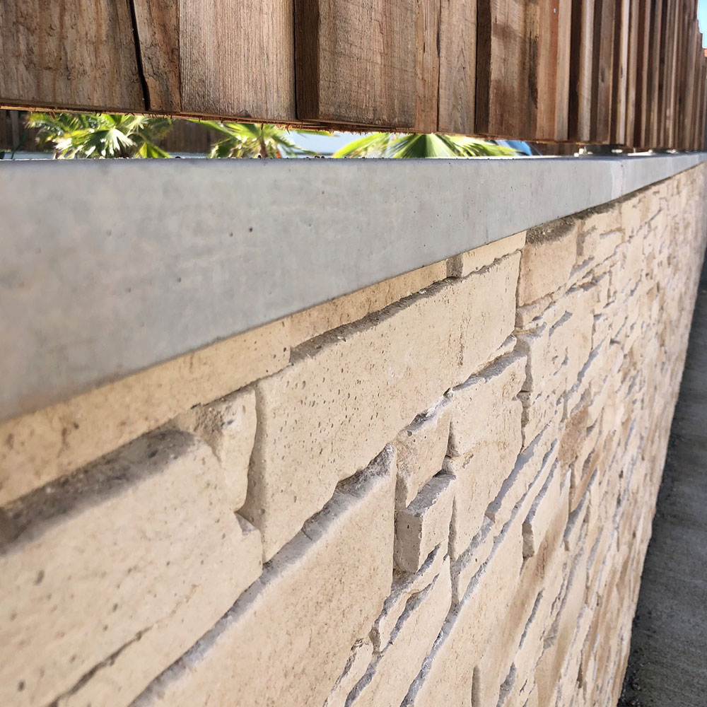 Muret de jardin en parement Rocky Mountain ton naturel avec cloture en bois
