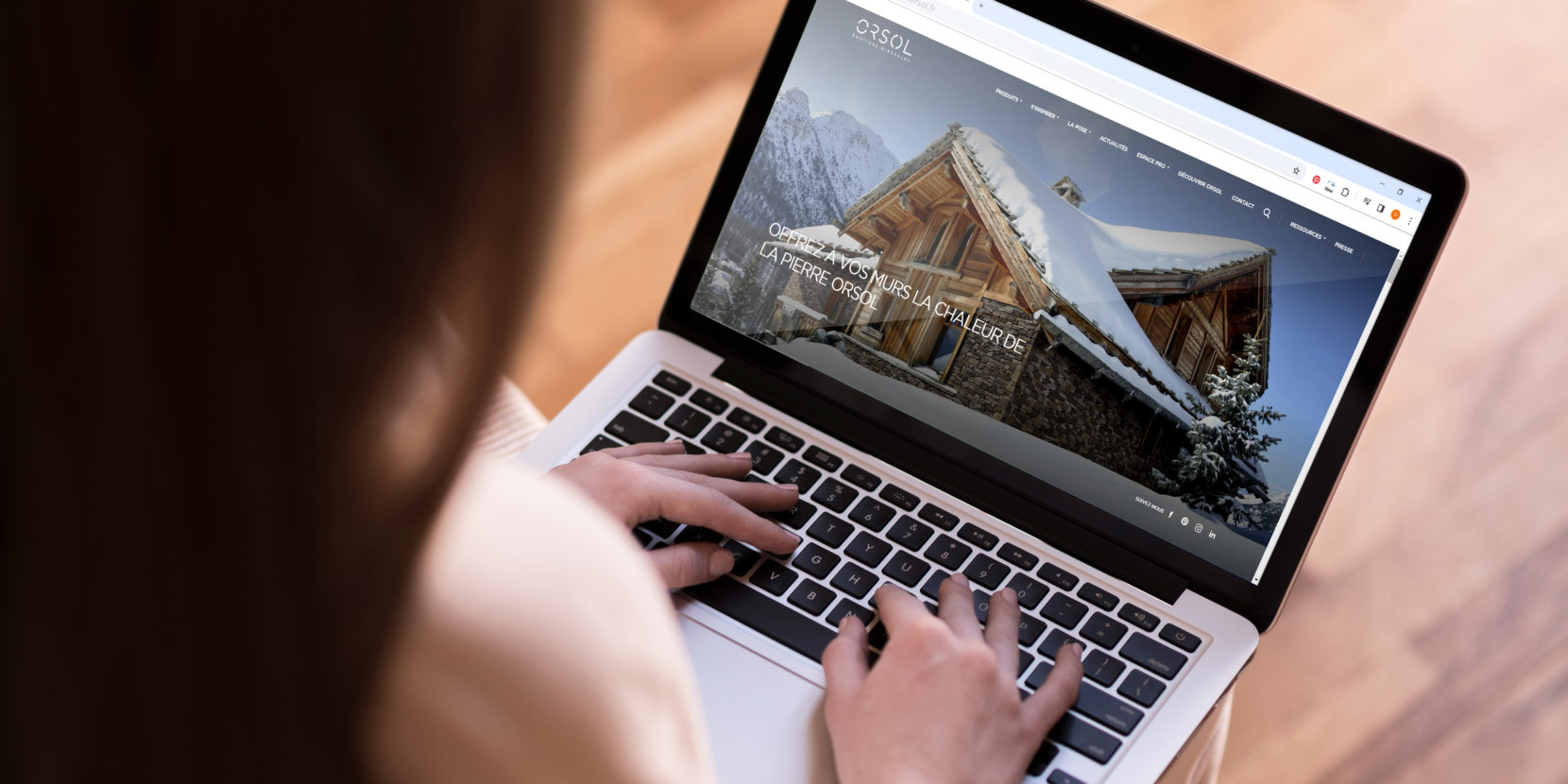 Mockup site internet avec page d'accueil et parement ROCA