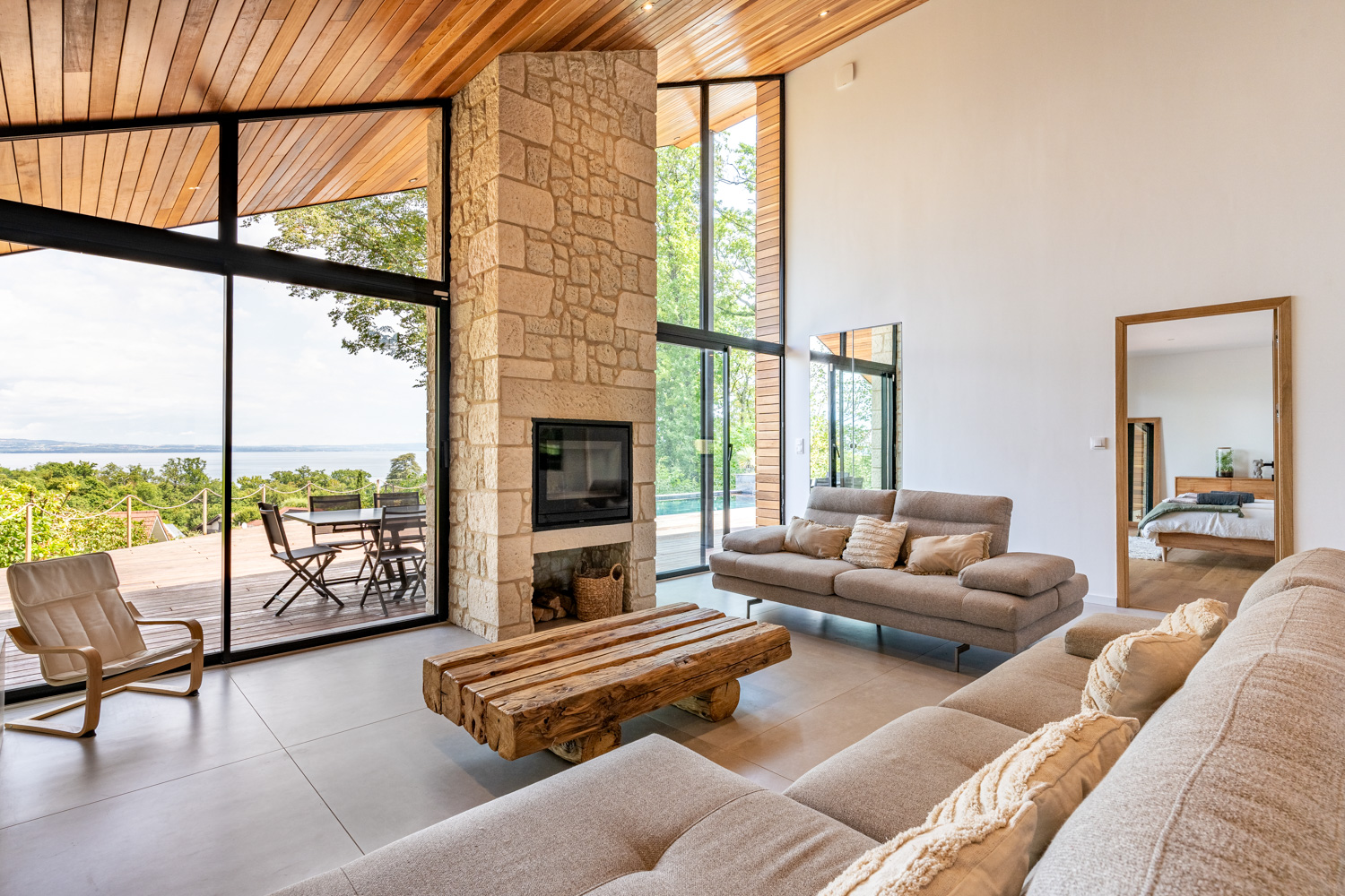 Cheminée maison d'architecte habillé de parement Manoir ton pierre
