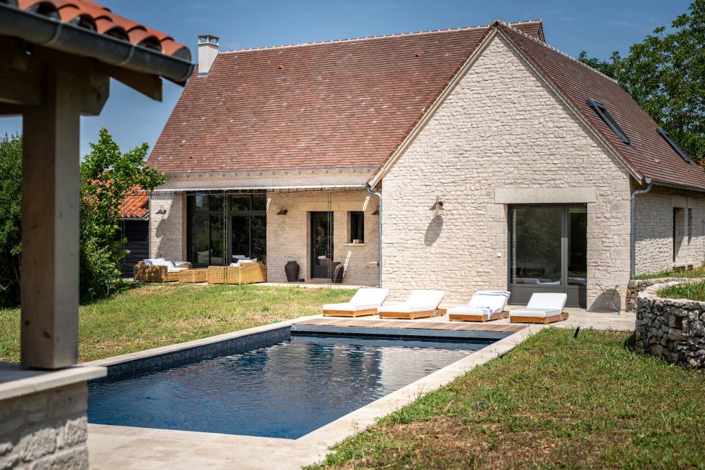 Maison de campagne revêtit d'un parement Causse ton naturel ORSOL