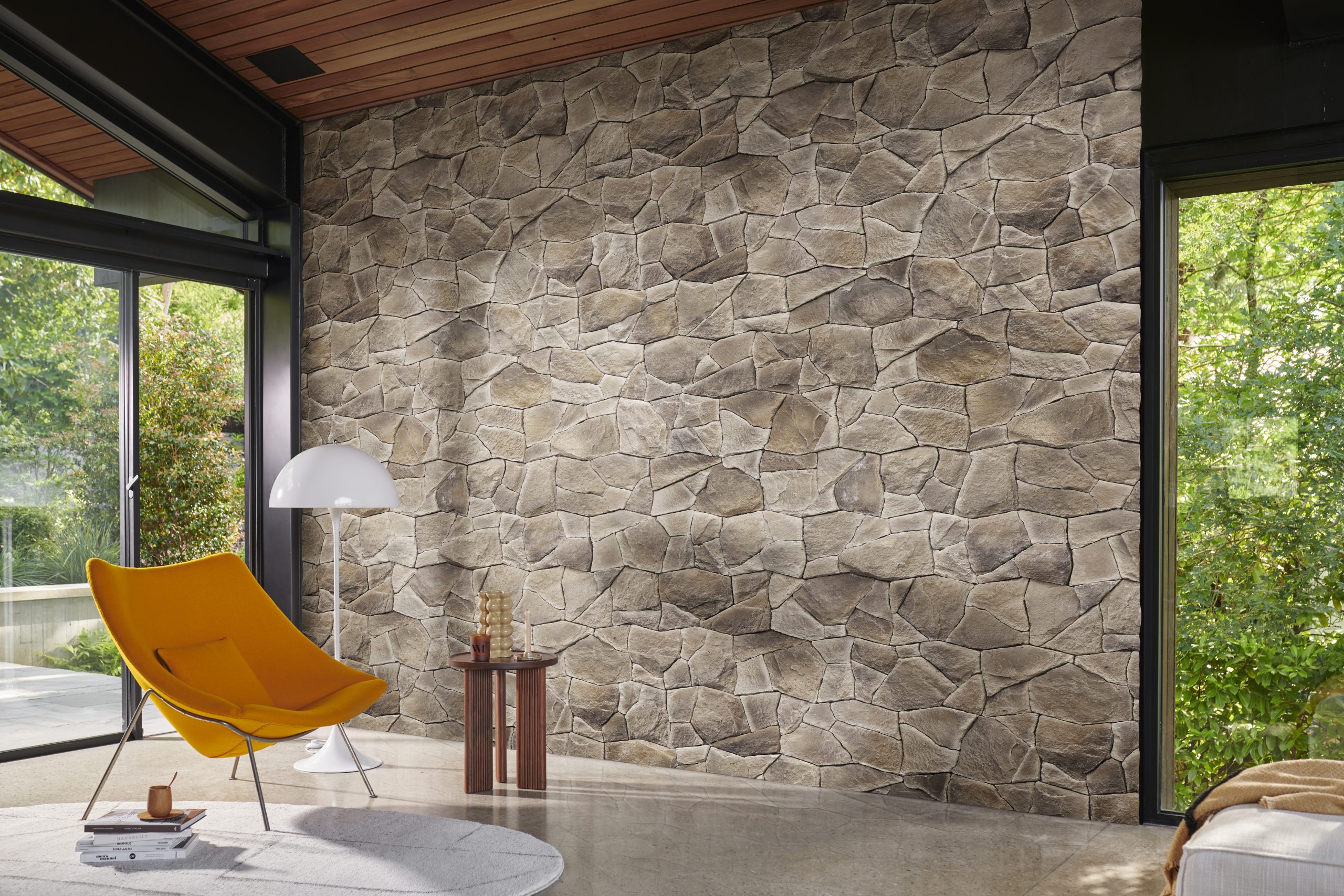 mur massif en pierre de parement dans une maison moderne avec beaucoup de lumière
