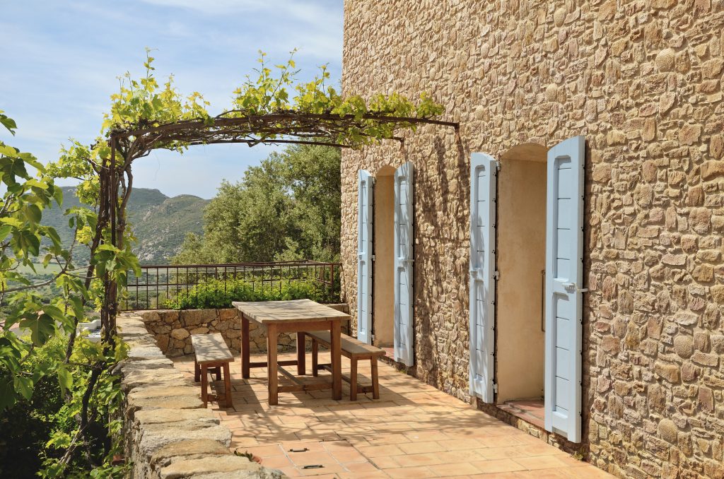 Photo d'ambiance ORSOL Roca corse rosé, terrasse avec vue, batisse de charme, ambiance méditerranéenne
