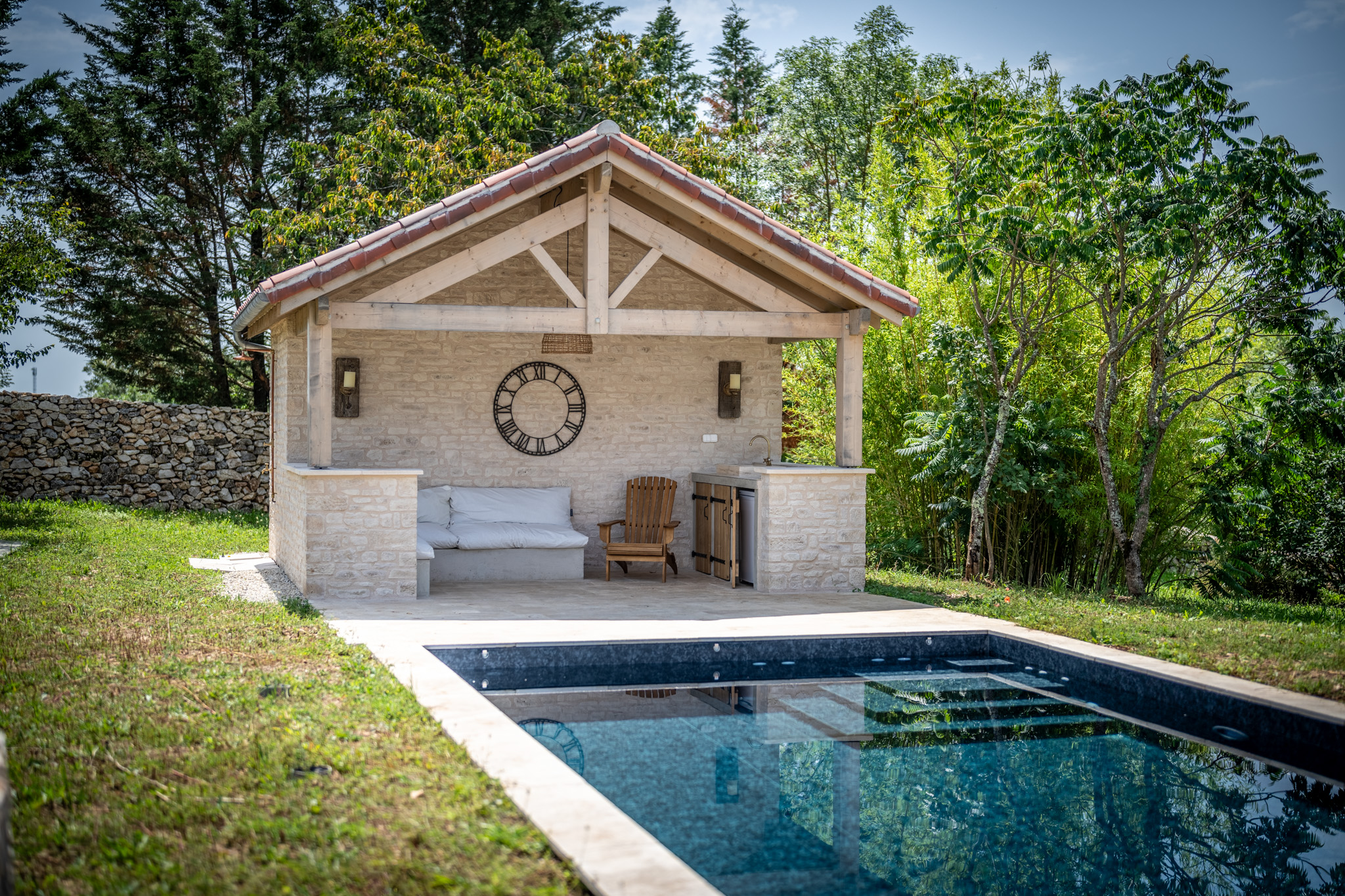 Poolhouse con rivestimento in pietra del Causse ORSOL