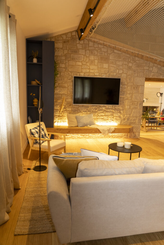 Salon cosy avec mur en pierre de parement Manoir ORSOL