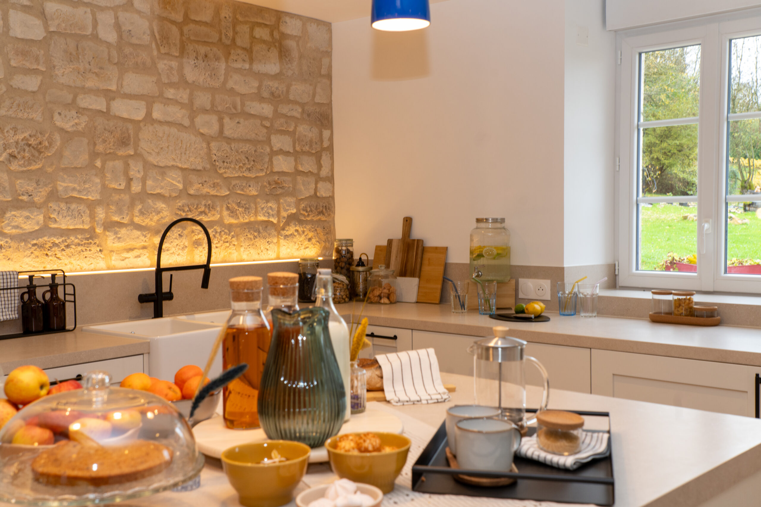 Cuisine avec parement en pierre Manoir ORSOL