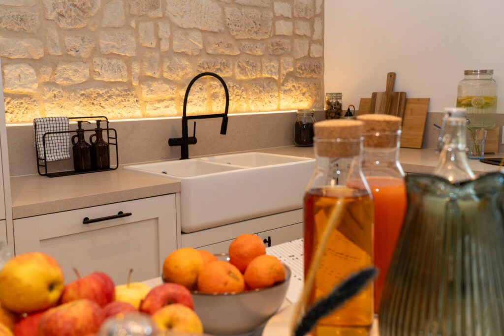 Cuisine avec parement en pierre Manoir ORSOL