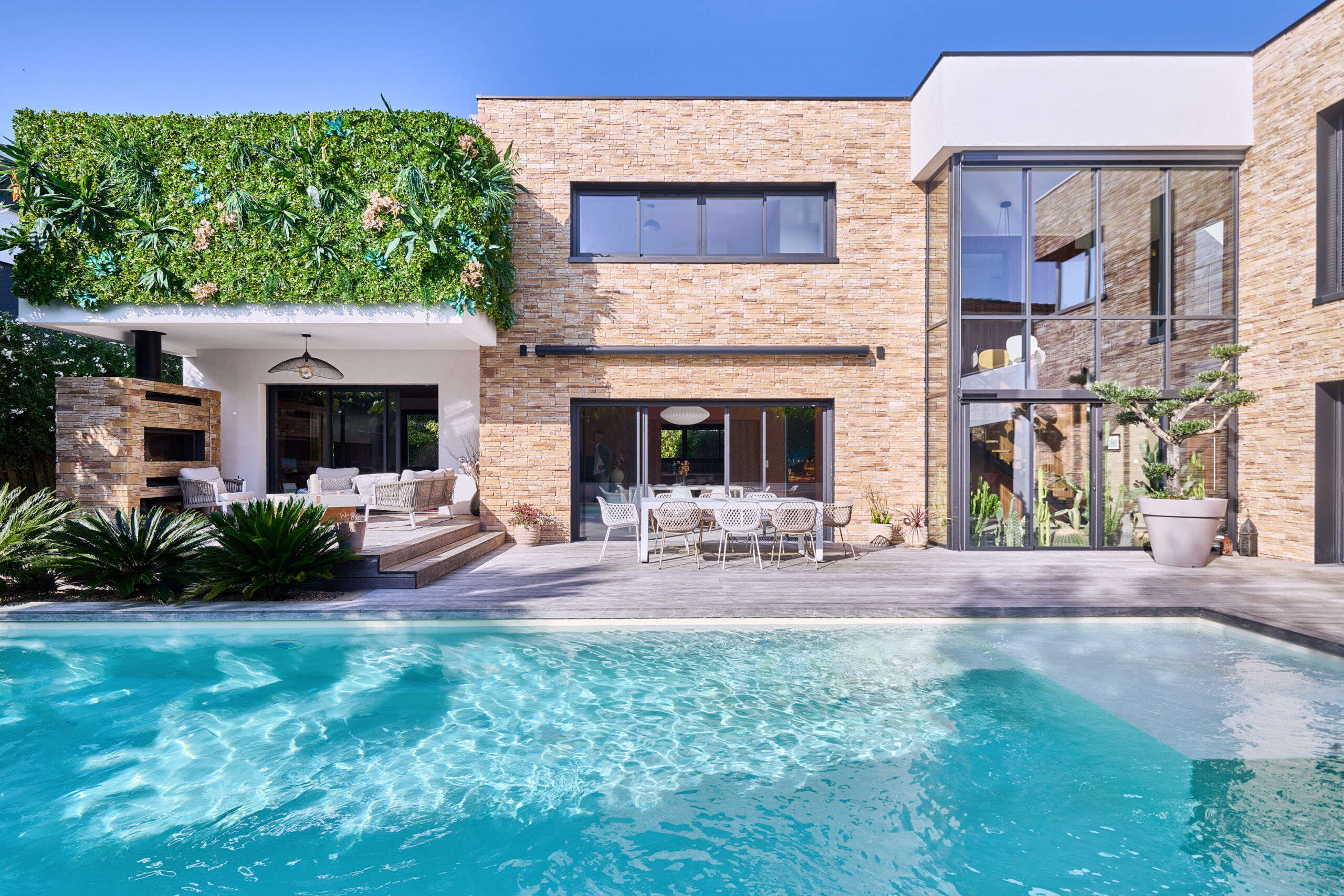 Villa ultra moderne avec piscine à Bordeaux habillée de parement ORSOL collection Rocky Mountain ton havane
