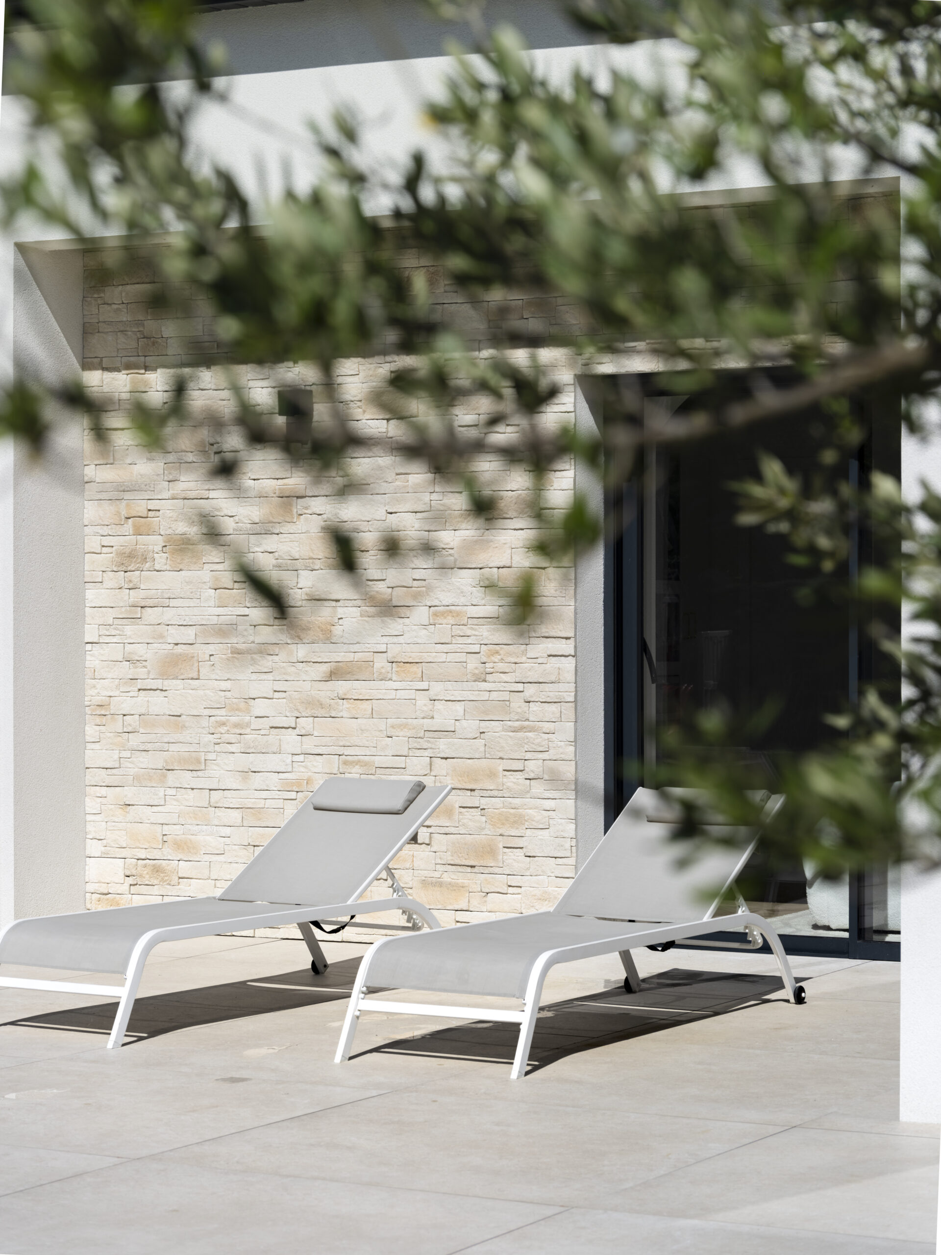 Maison moderne façade en parement en pierre ORSOL collection CUBIK ton naturel