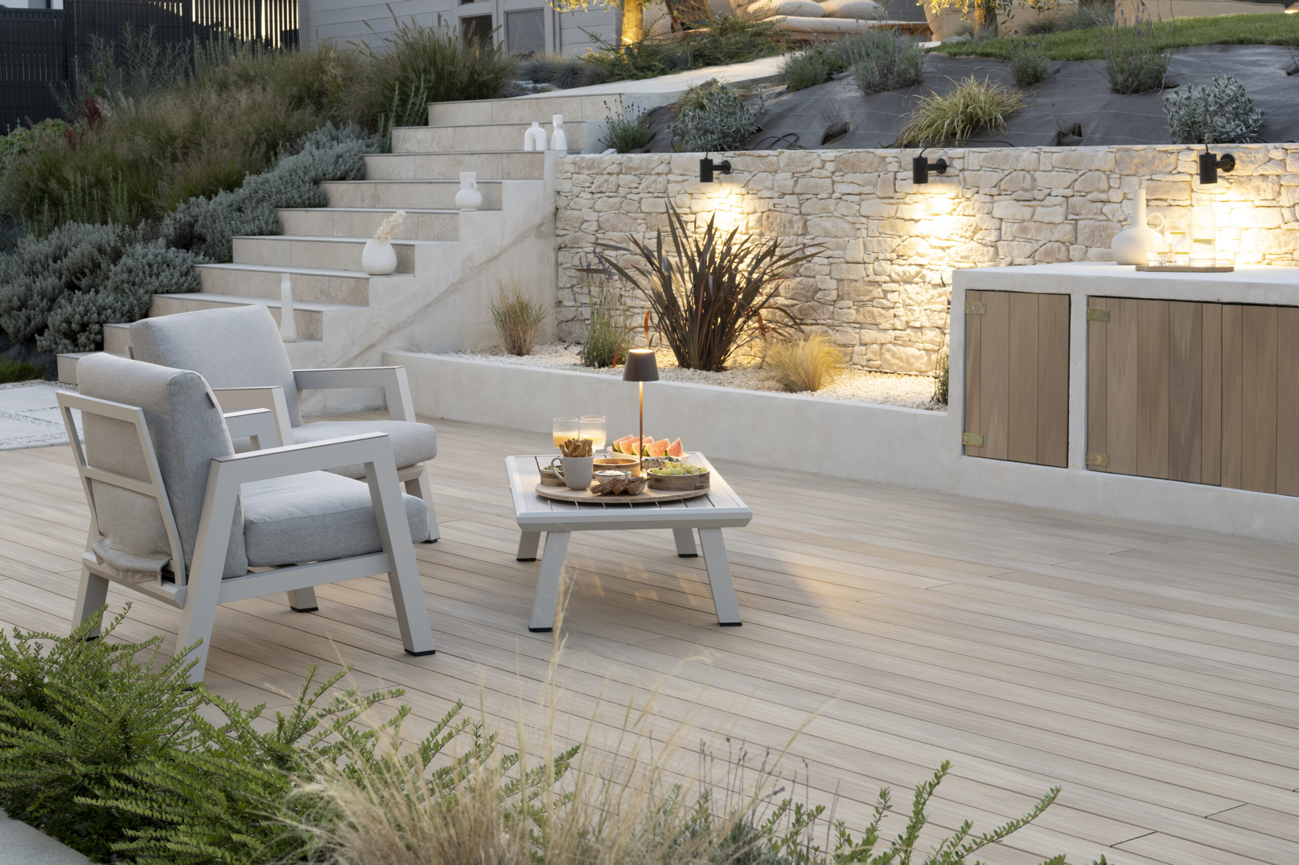 Terrazza e cucina estiva con una parete rivestita in pietra PORTLAND ORSOL
